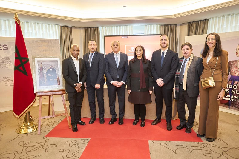 De izquierda a derecha: Sr. Divaika KIEMBA DINA (Presidente CEA), Sr. Kamal ARIFI (C�nsul General), M. Amine EL FARISSI (Vicepresidente RAM en Europa), Sra. Karima Benyaich (Sra. Embajadora), M. Habib SKIREDJ (Director General de RAM en Espa�a), Sr. Mohamed CHAIB AKHDIM (Presidente de Fundaci�n Ibn Battuta) y Mrs Habiba LARAKI (Responsable de �rea en Catalu�a, Valencia, Arag�n y Baleares).